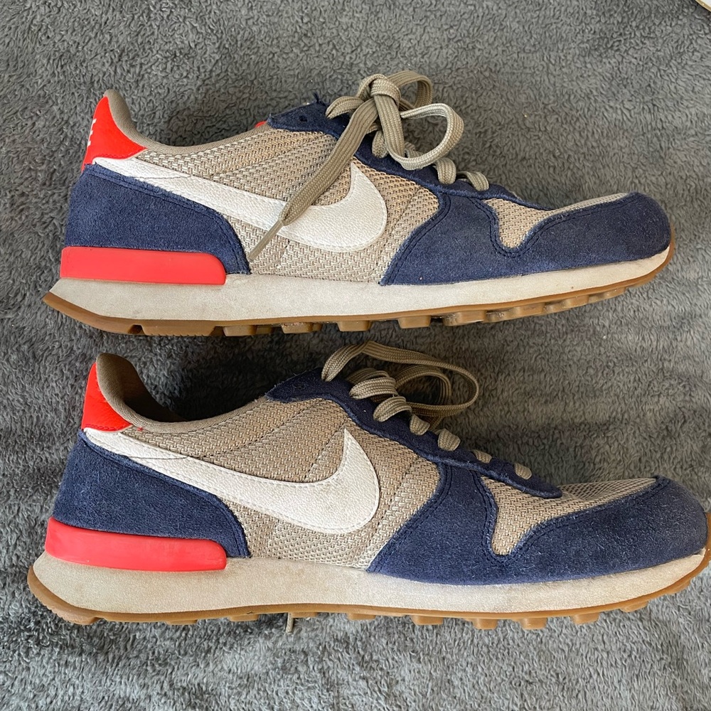 Nike women’s shoes 9